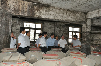 农发行河南省分行党委书记、行长谢文莅临林河酒业和银河棉业调研